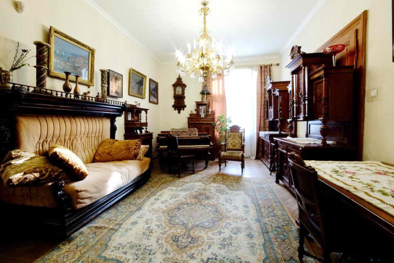 "Eva Stories" Movie Apartment On Rynok Square Lviv Exteriör bild