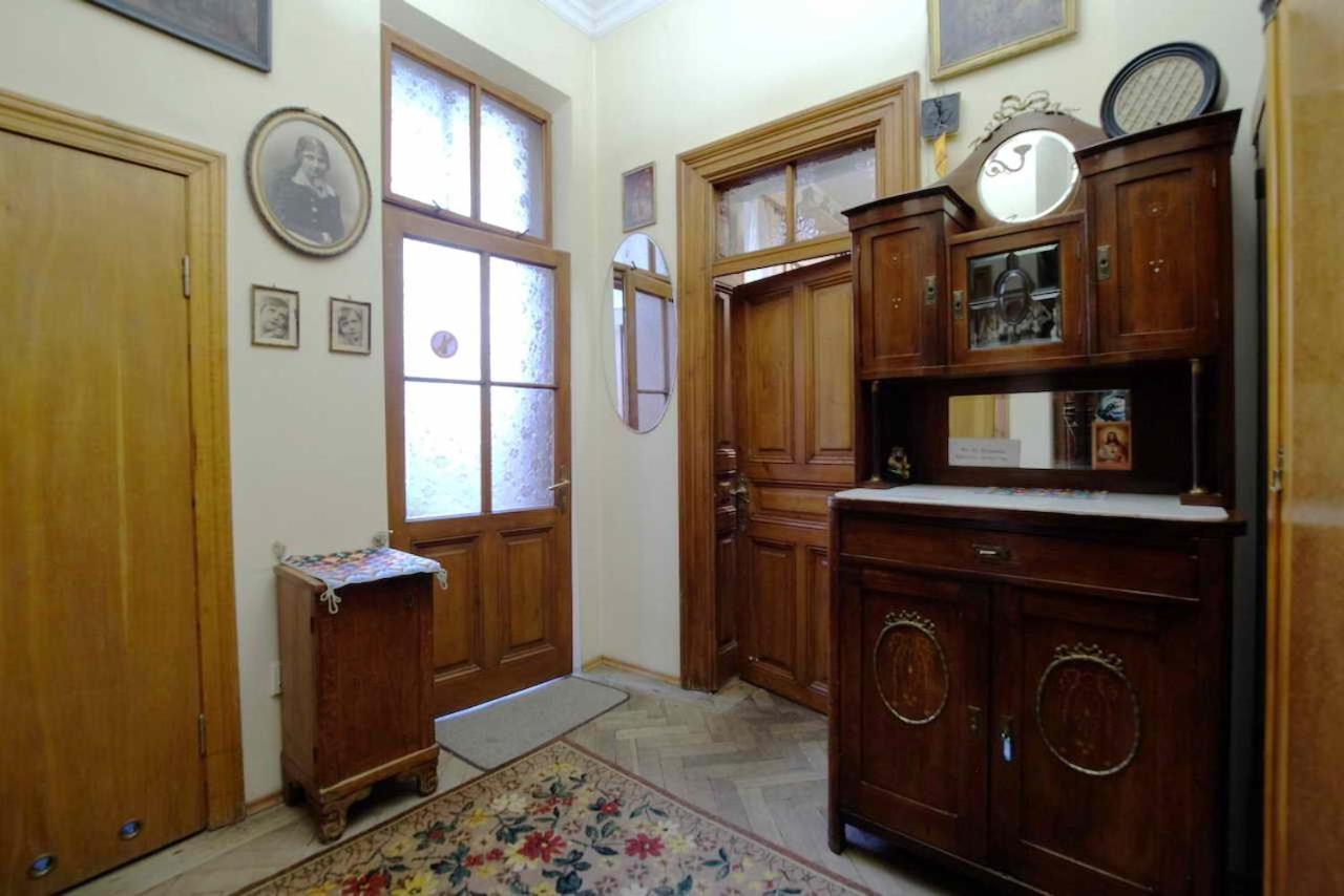 "Eva Stories" Movie Apartment On Rynok Square Lviv Exteriör bild
