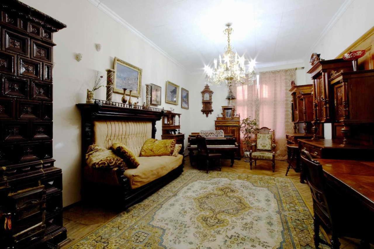 "Eva Stories" Movie Apartment On Rynok Square Lviv Exteriör bild