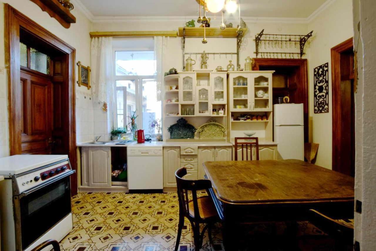 "Eva Stories" Movie Apartment On Rynok Square Lviv Exteriör bild