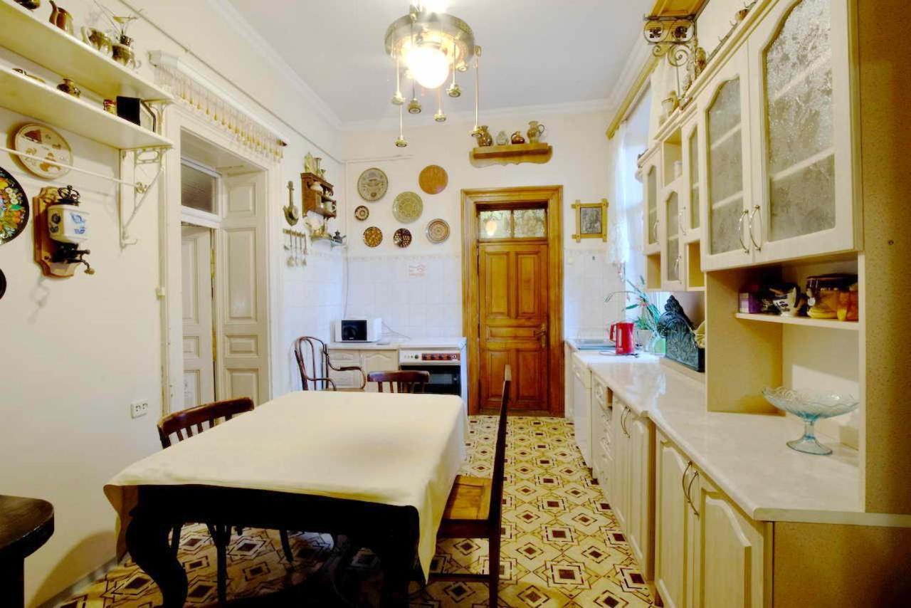 "Eva Stories" Movie Apartment On Rynok Square Lviv Exteriör bild