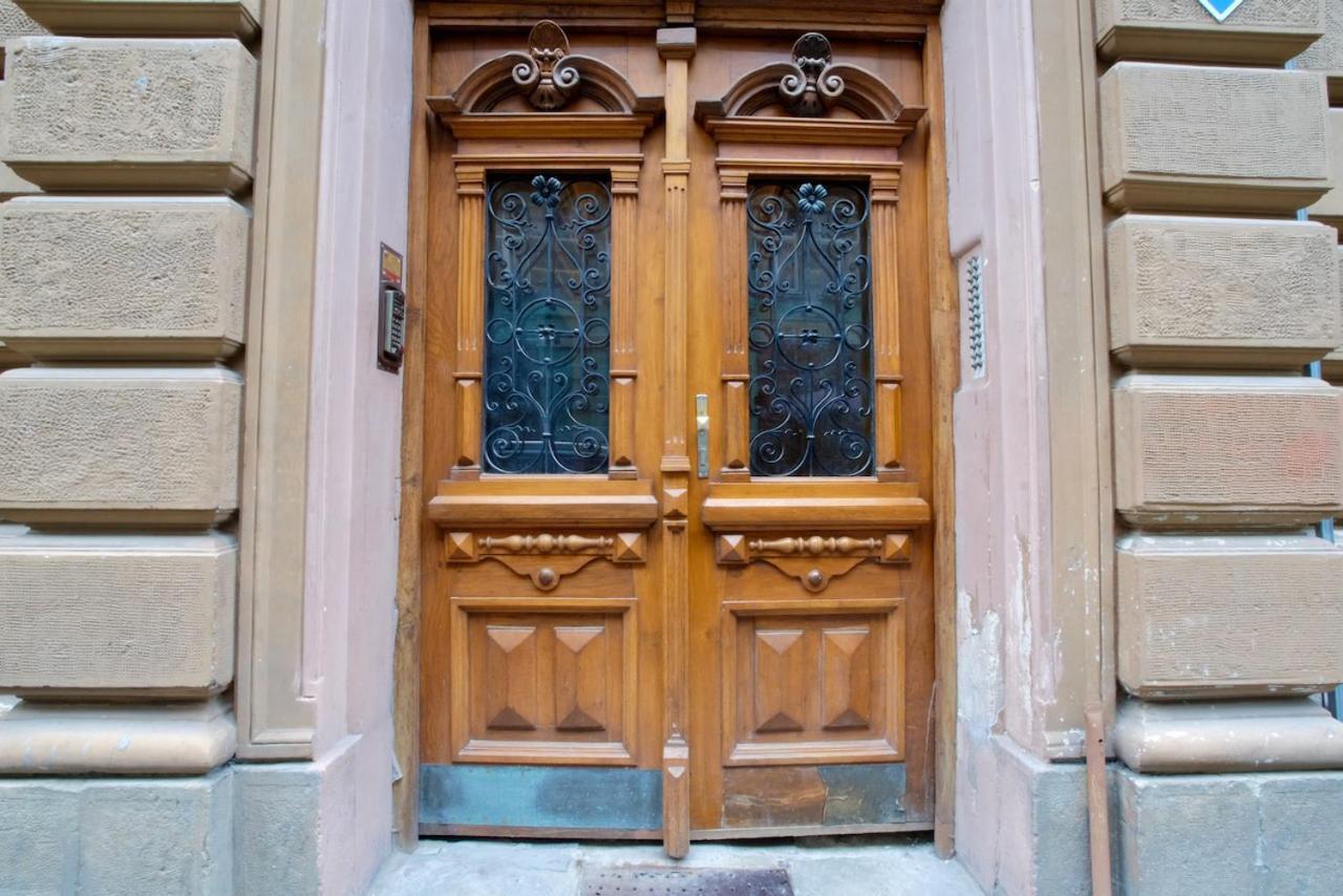 "Eva Stories" Movie Apartment On Rynok Square Lviv Exteriör bild
