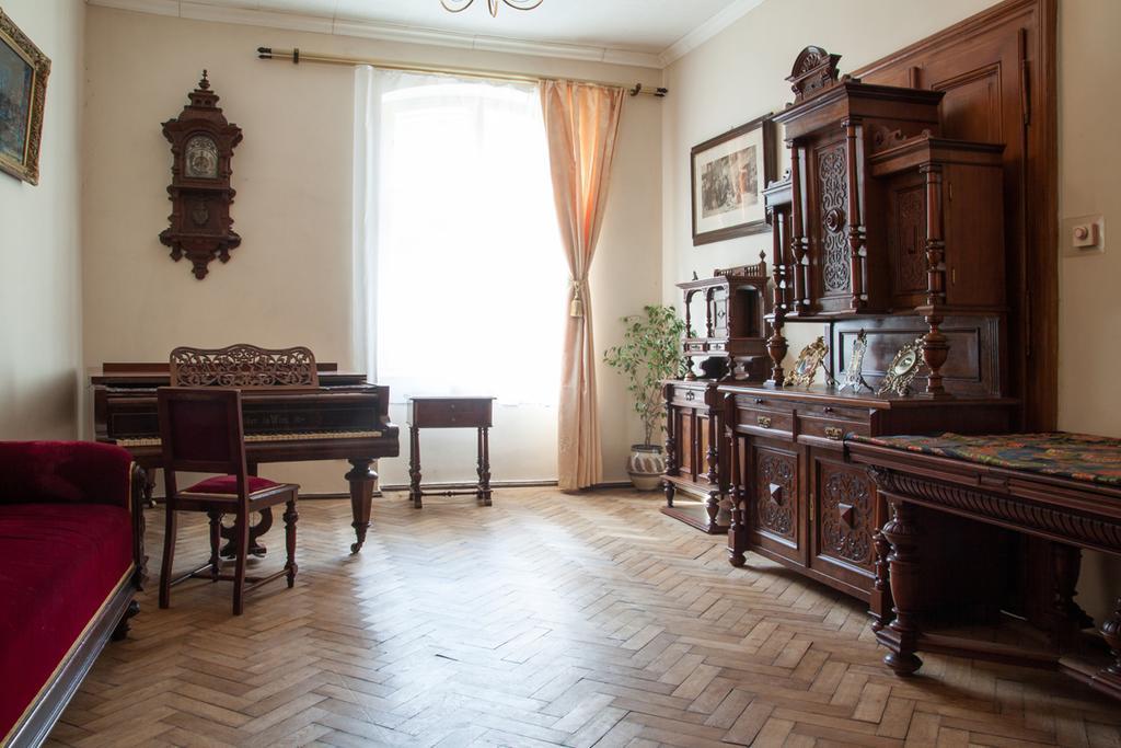 "Eva Stories" Movie Apartment On Rynok Square Lviv Exteriör bild
