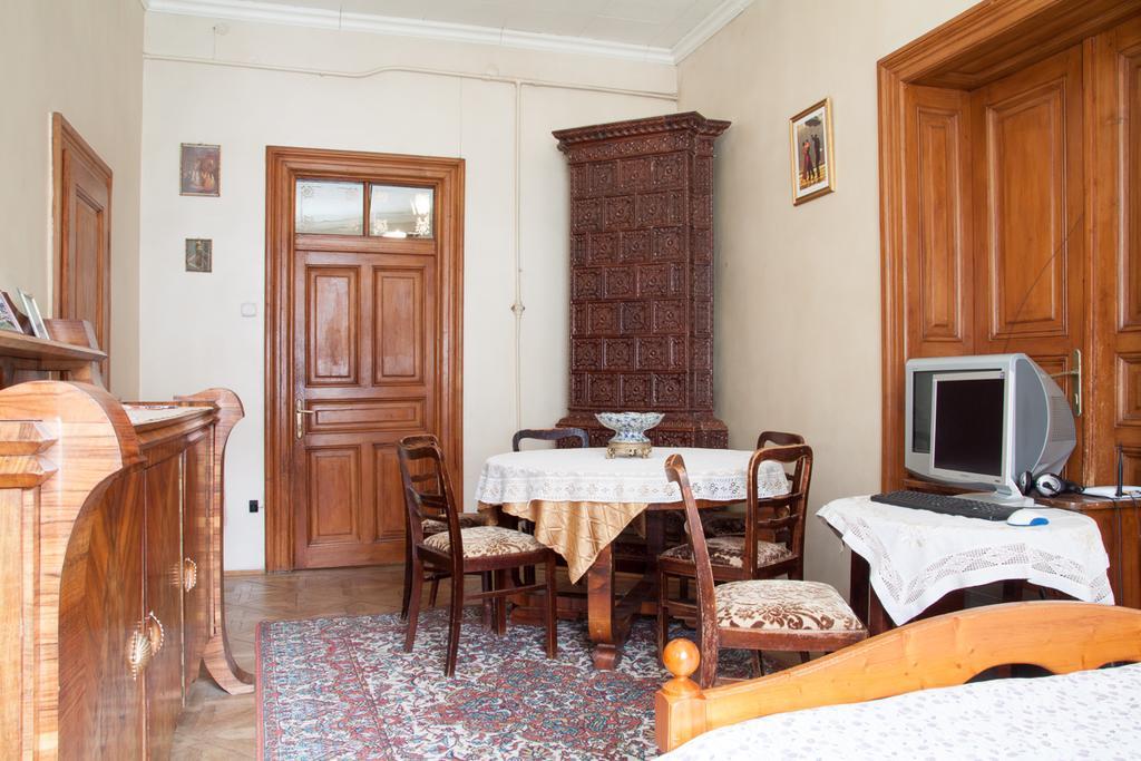 "Eva Stories" Movie Apartment On Rynok Square Lviv Exteriör bild