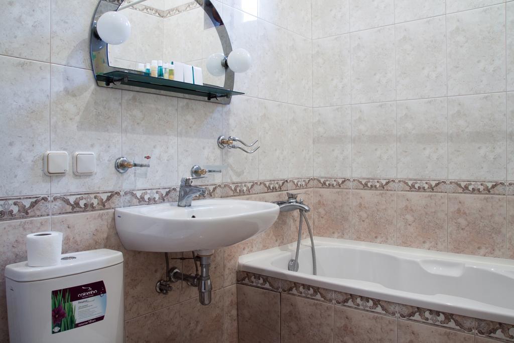 "Eva Stories" Movie Apartment On Rynok Square Lviv Exteriör bild